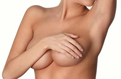 Mastoplastica additiva realizzata sul seno di una giovane donna.