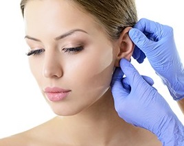 Visita preoperatoia per una otoplastica.
